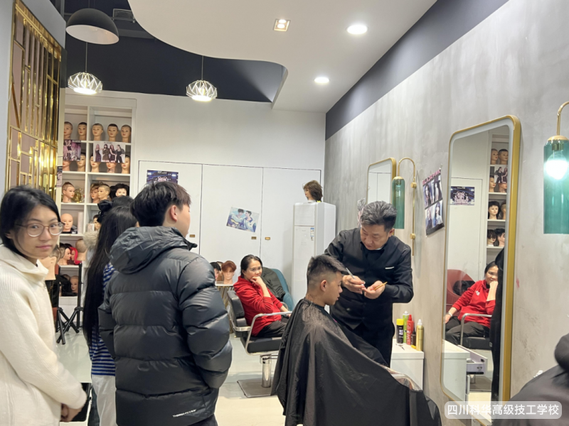 科华快讯 | 免费洗剪吹活动：美容美发专业学生提升技能，教职工感受关怀