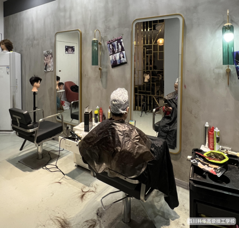 科华快讯 | 免费洗剪吹活动：美容美发专业学生提升技能，教职工感受关怀
