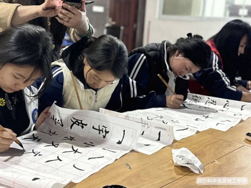 科华团委 | 崇州市青年夜校进校园第二期“笔韵绘青春·墨香伴成长”书法活动开讲啦~
